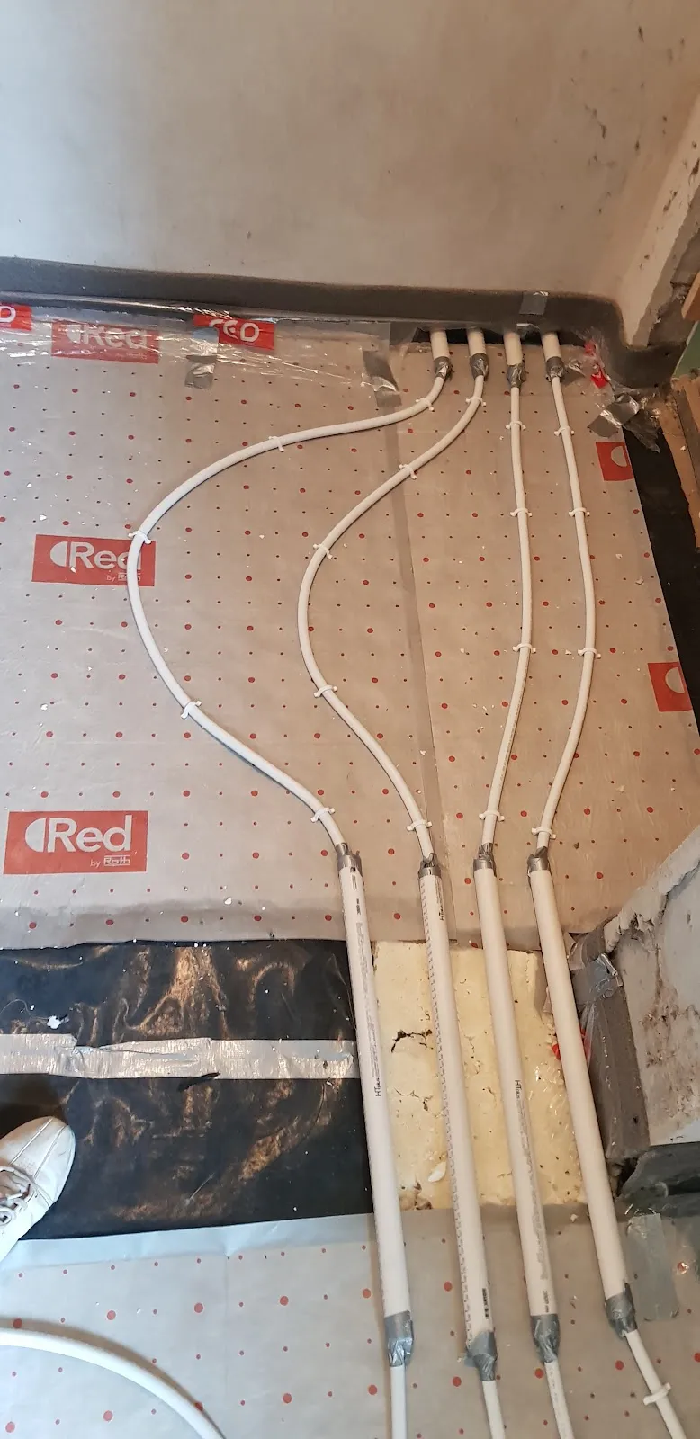 Dojścia rur do rozdzielacza na macie systemowej