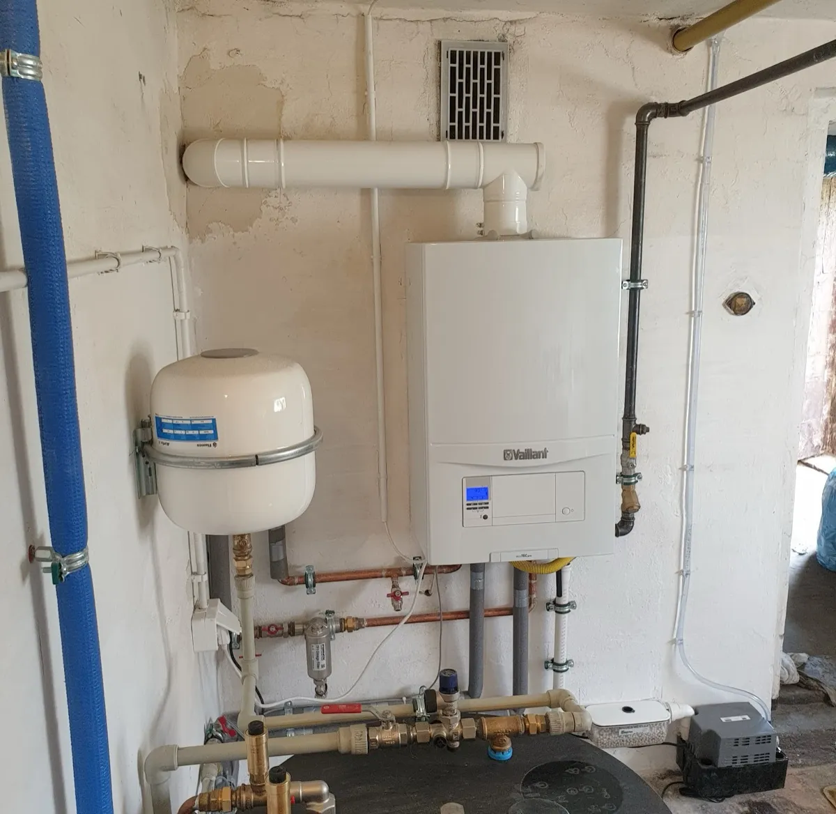 Kotłownia z kotłem gazowym Vaillant, naczyniem przebieżnym i osprzętem — realizacja Niezawodne Instalacje