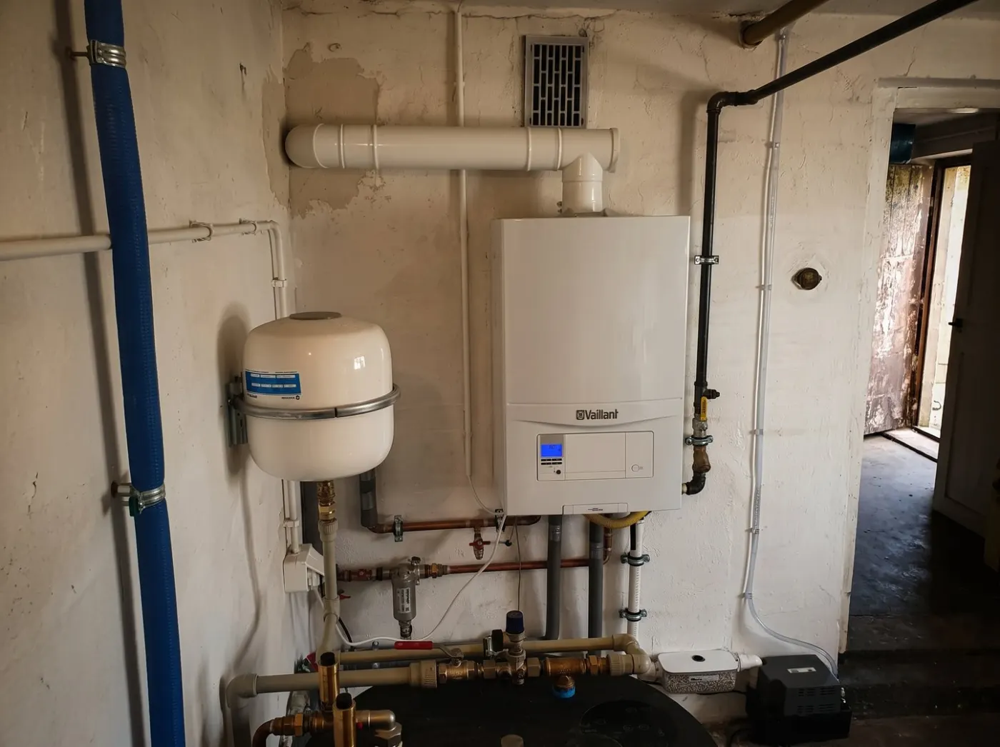 Kotłownia z wiszącym kotłem gazowym Vaillant i rozprowadzonymi instalacjami
